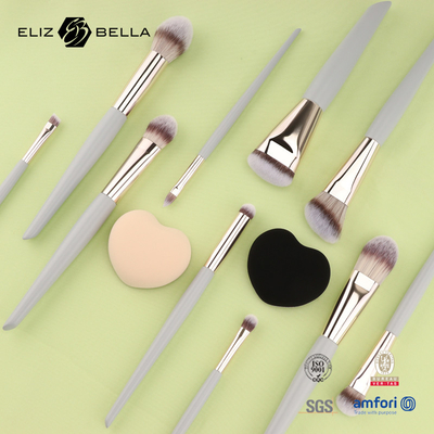 Brushes de maquillaje de calidad profesional para el rostro, los ojos y los labios crean un maquillaje impresionante
