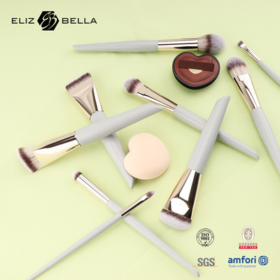 Brushes de maquillaje de calidad profesional para el rostro, los ojos y los labios crean un maquillaje impresionante