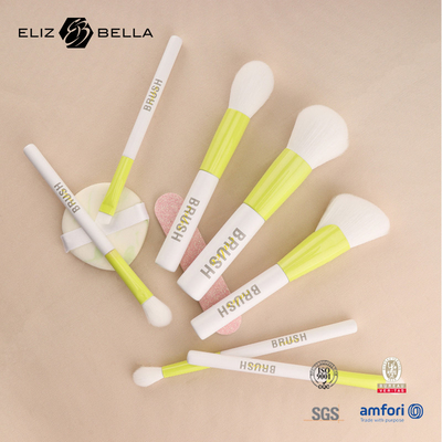 Cepillos de maquillaje 100% veganos y amigables con los animales. Suaves, duraderos y hechos de manera responsable.