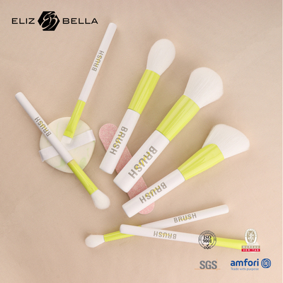Obtener sin esfuerzo un aspecto profesional con las necesidades de belleza de los cepillos de viaje