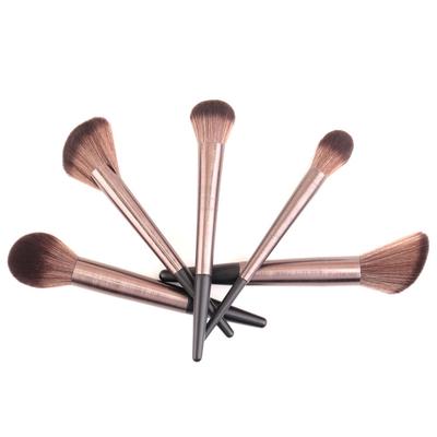 El cepillo de maquillaje para cabello vegano personalizado es la opción ideal para una rutina de belleza sin crueldad