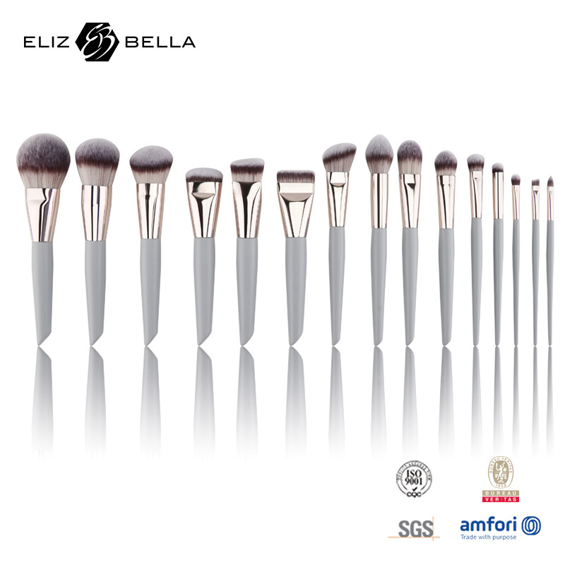 Brushes de maquillaje de calidad profesional para el rostro, los ojos y los labios crean un maquillaje impresionante