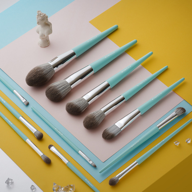 Brocha de maquillaje con mango negro/marrón y cerdas sintéticas para un maquillaje suave e impecable. Envío marítimo.